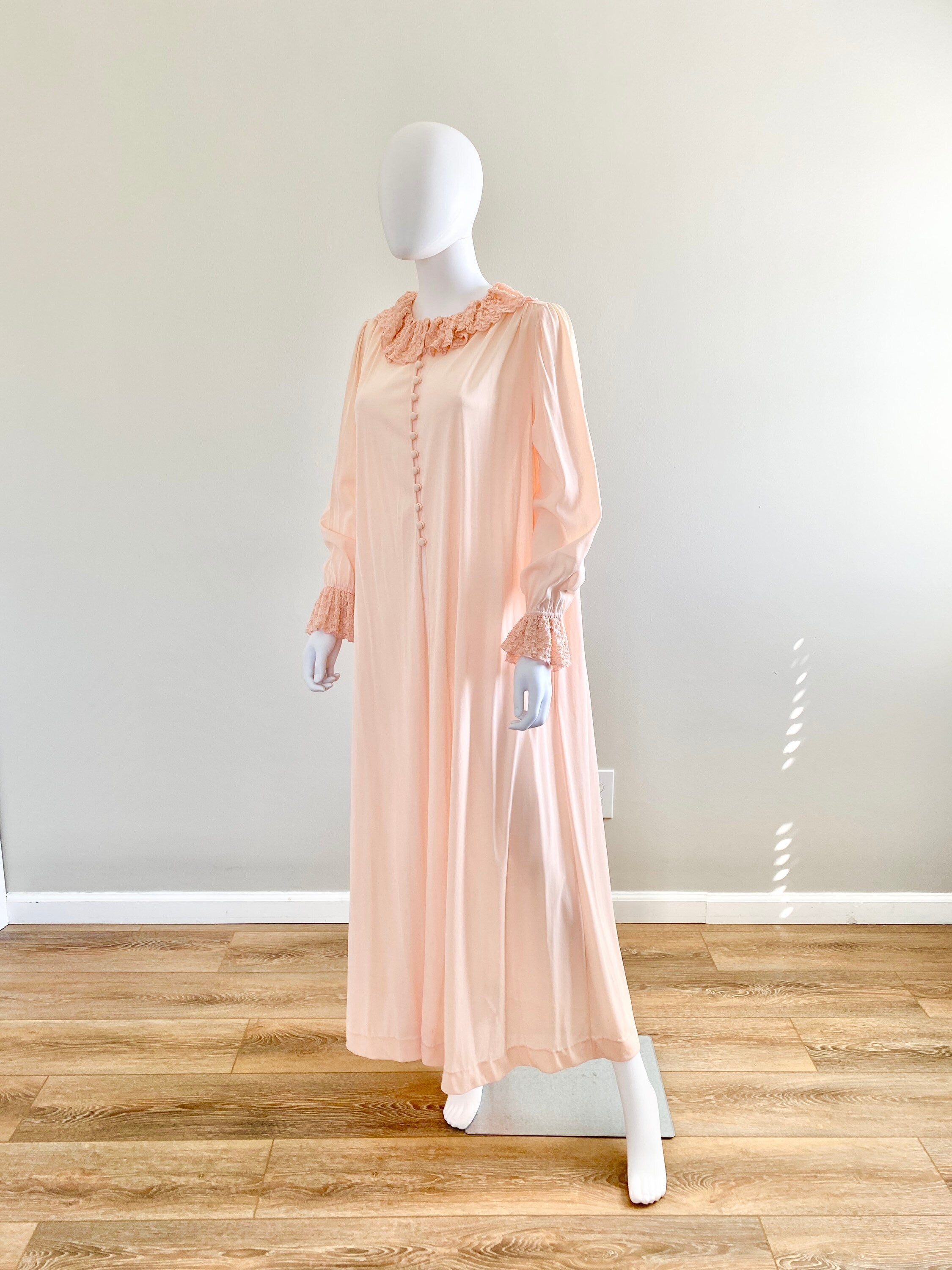 Vintage 1960s Pink Dressing Gown with Ruffled Collar / 60s retro robe / Size M L